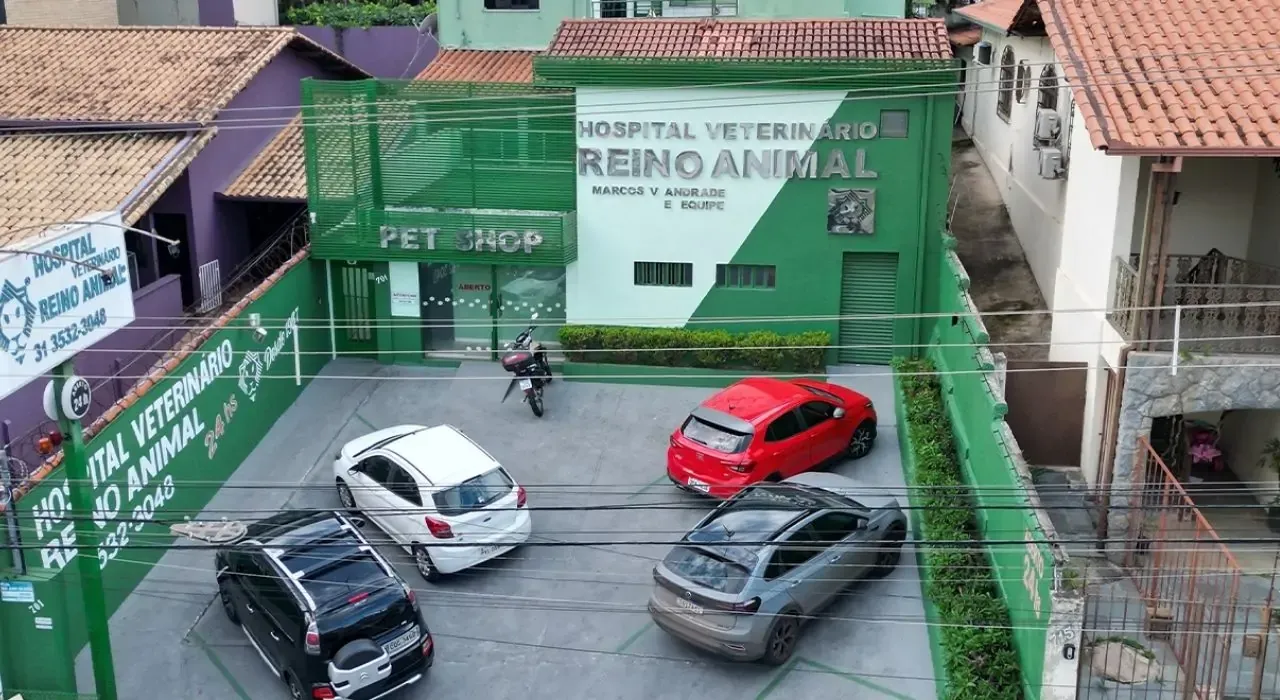 Vista do hospital e do estacionamento